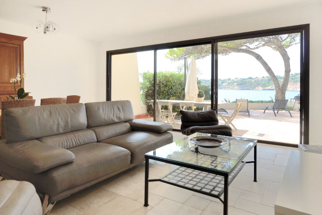 house by the sea and direct access to the beach