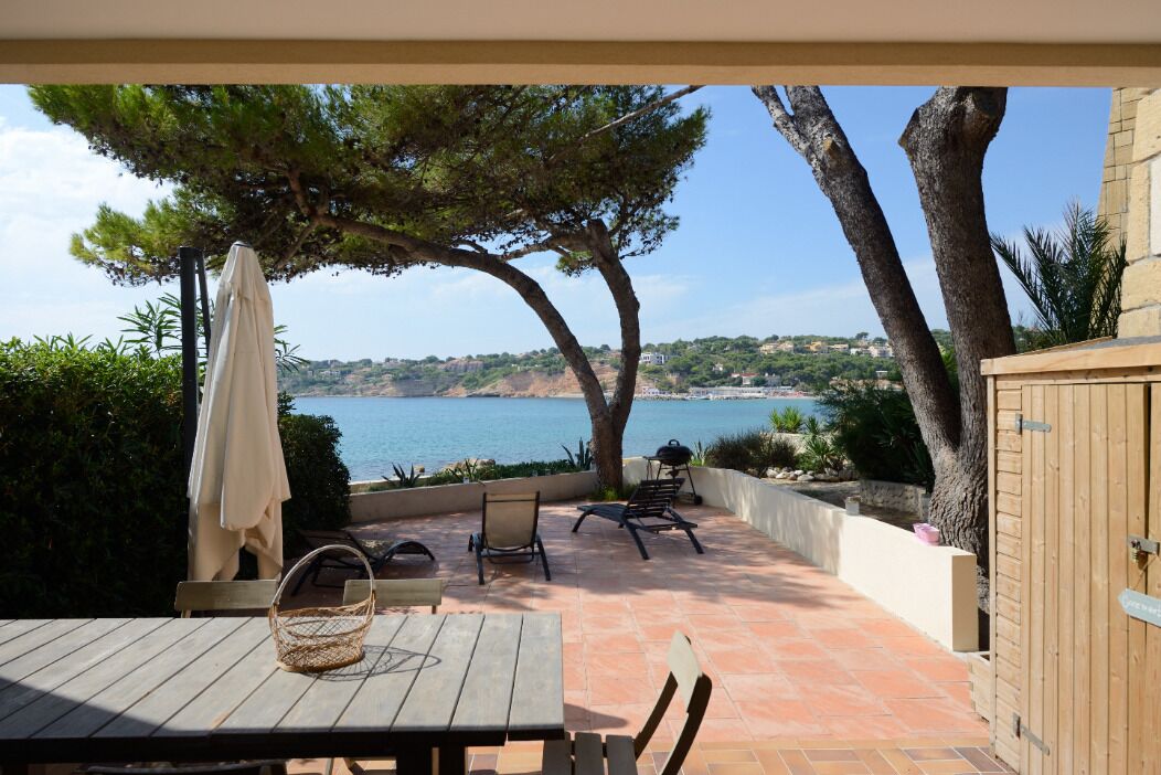 house by the sea and direct access to the beach