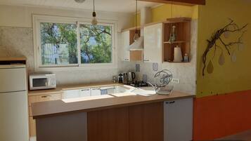 Réfrigérateur, micro-ondes, four, plaque de cuisson