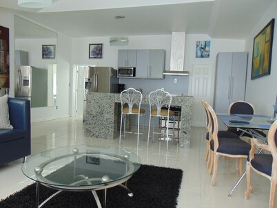 Modern Townhome Prime Location