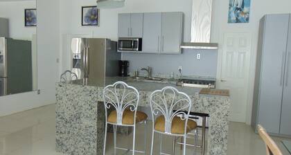 Modern Townhome Prime Location