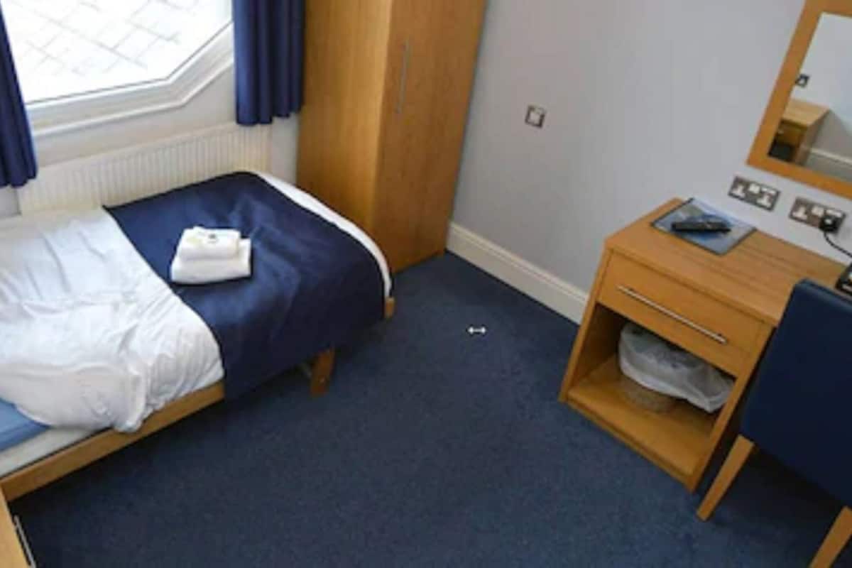 Single Room | In-room safe, desk, iron/ironing board (on request), WiFi (free)