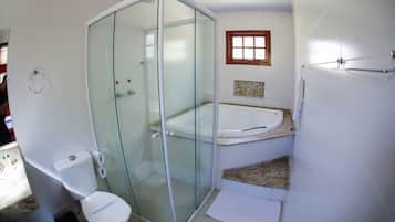 Chalé Suíço - HIDRO (área central) | Banheiro | Chuveiro, secador de cabelo (mediante solicitação), toalhas de banho