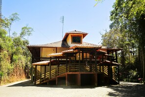 Frigobar, escrivaninha, ferros/tábuas de passar roupa, Wi-Fi de cortesia