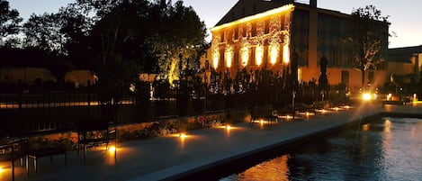 Façade de lâhĂ©bergement â soirĂ©e/nuit