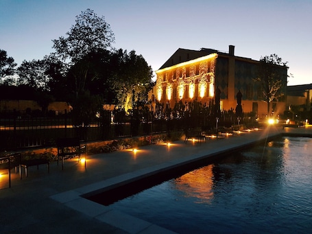 Fachada de la propiedad por la tarde o noche. La Bastide de Saint Julien