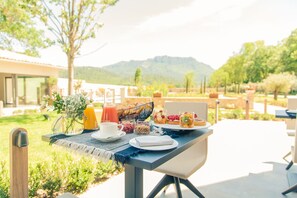 Outdoor dining - La Bastide de Saint Julien (La Celle)
