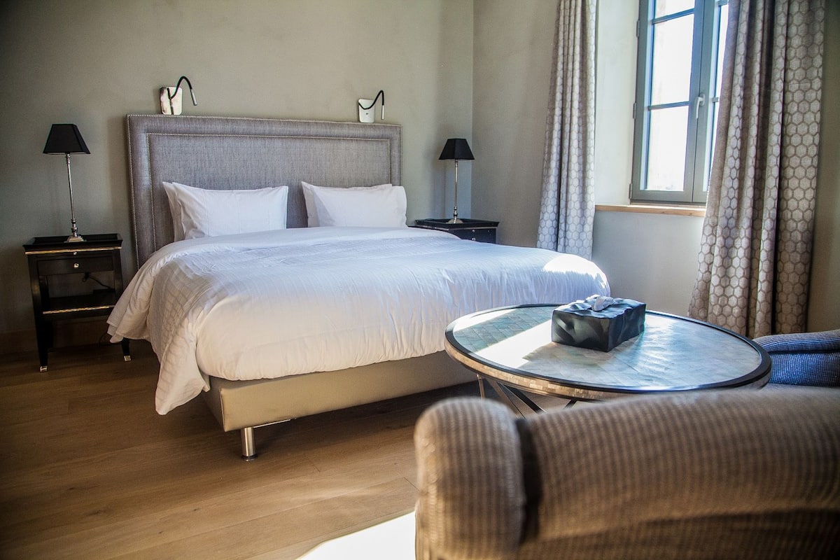 Tweepersoonskamer (Aglandau) | Luxe beddengoed, een minibar, een kluis op de kamer