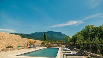 Piscina all'aperto, ombrelloni da piscina, lettini