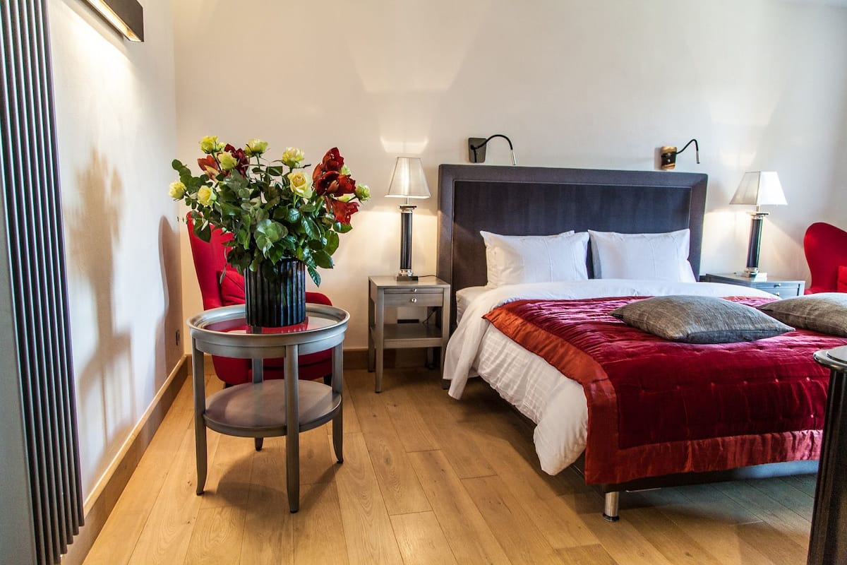 Tweepersoonskamer (Merlot) | Luxe beddengoed, een minibar, een kluis op de kamer