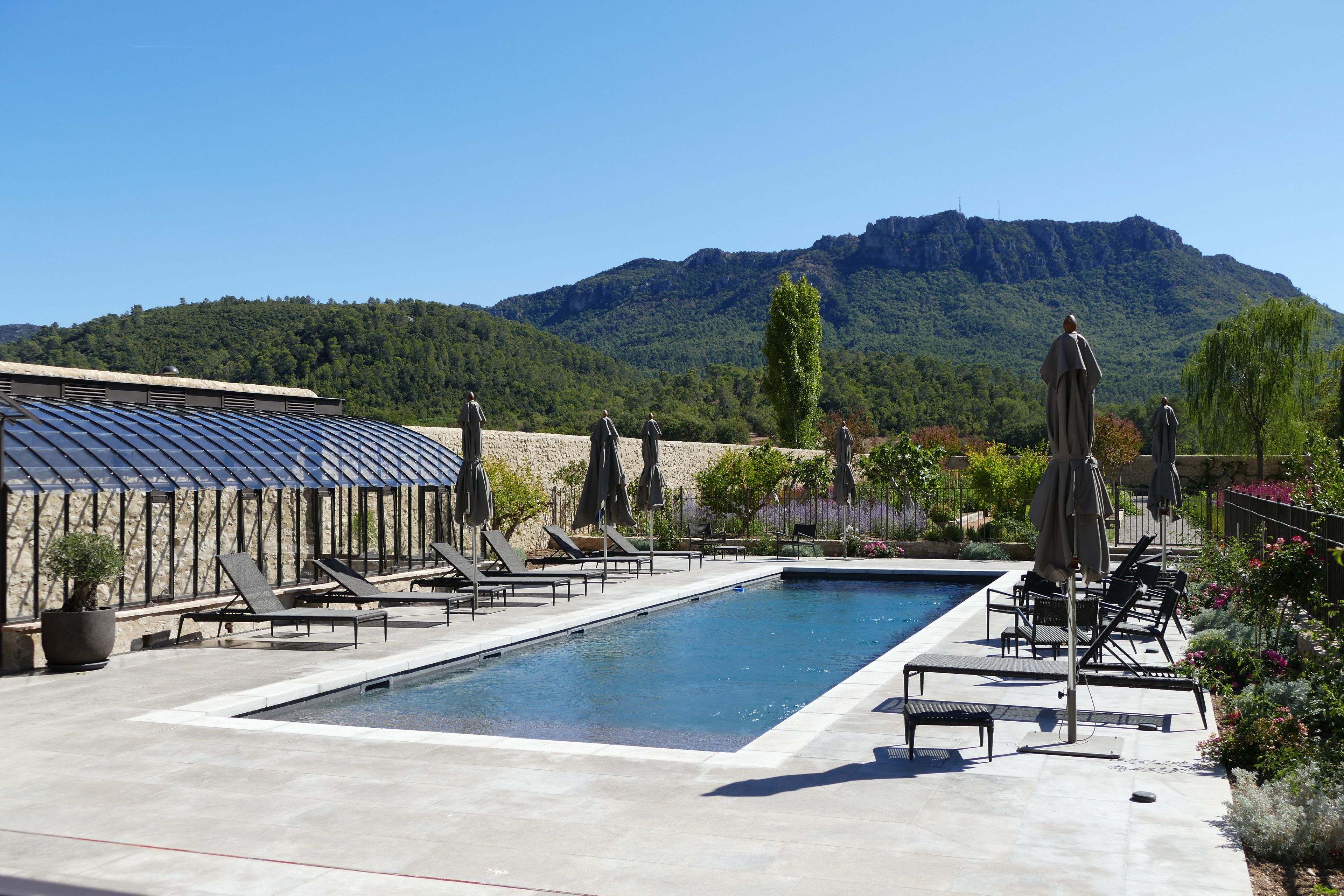 Udendørs pool, parasoller, liggestole