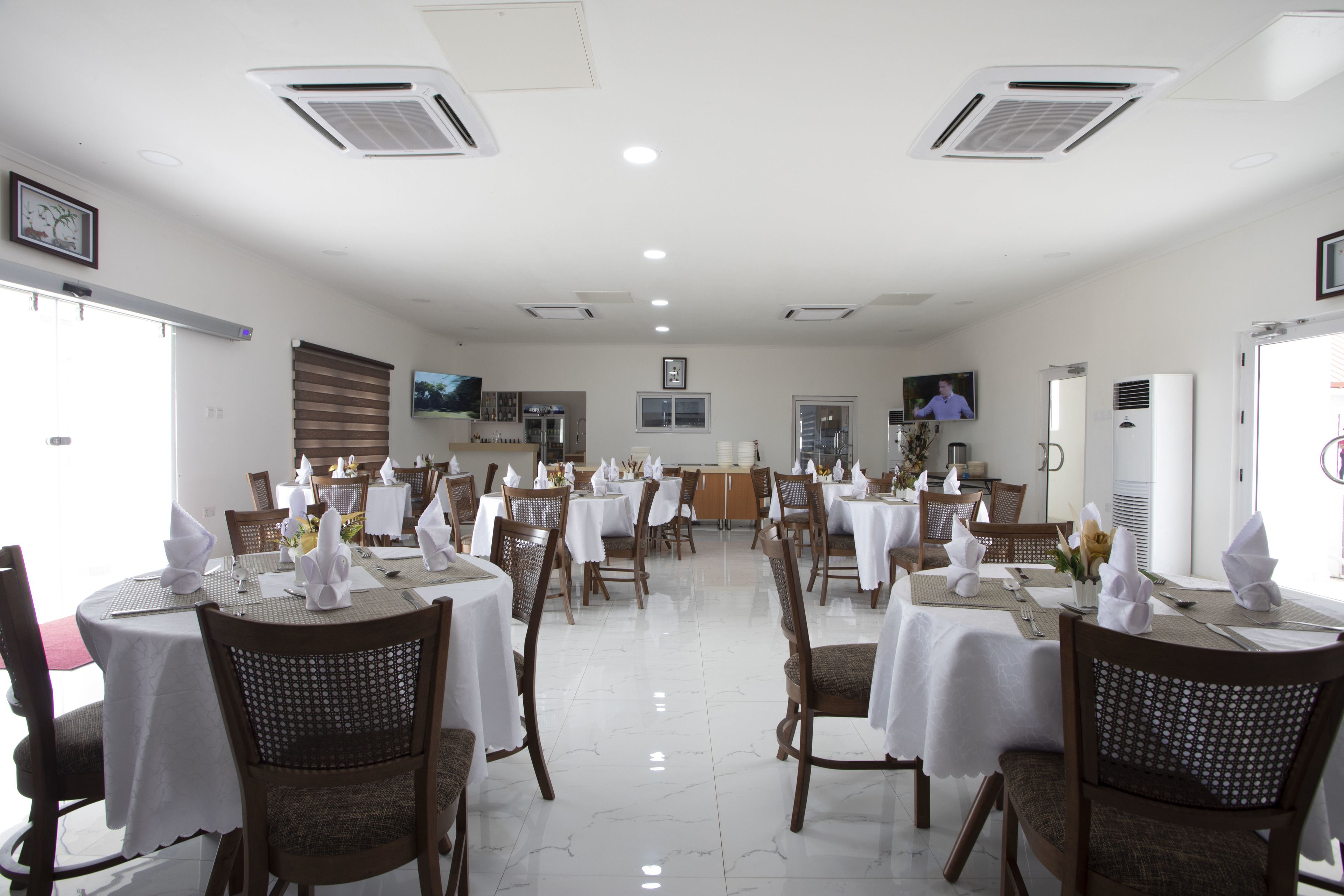 2 nhà hàng, phục vụ bữa sáng, bữa trưa, món ăn mang phong cách quốc tế 