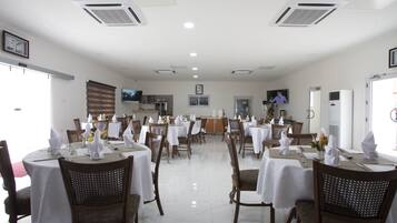 2 nhà hàng, phục vụ bữa sáng, bữa trưa, món ăn mang phong cách quốc tế