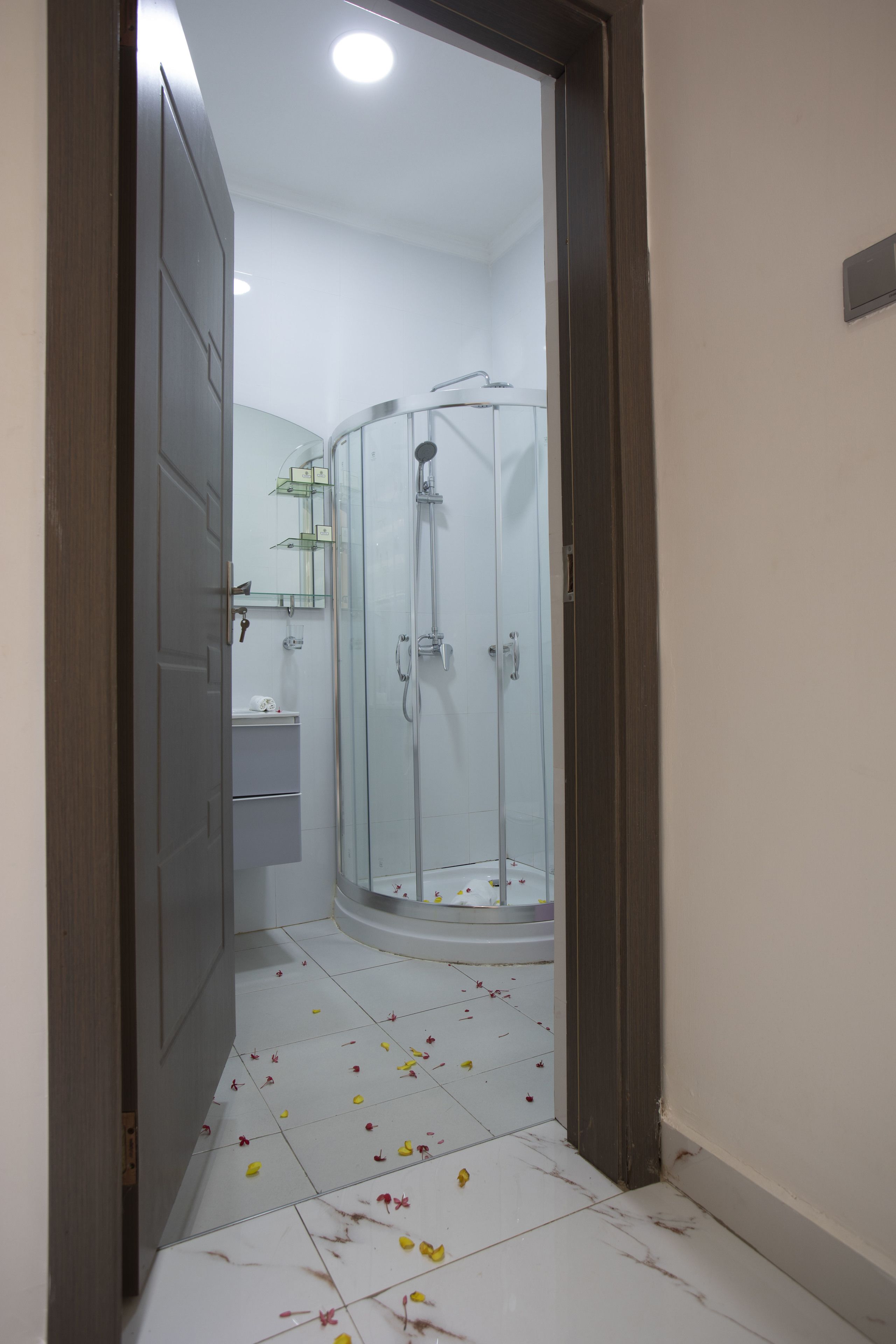 Standard Double Room | Bathroom shower