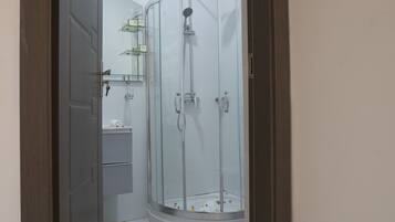Standard Double Room | Bathroom shower