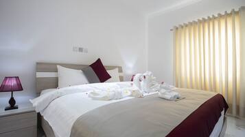 Deluxe Double Room | Minibar, in-room safe, desk, blackout curtains