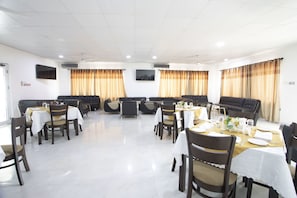 2 restaurants, breakfast, lunch, dinner served; international cuisine
