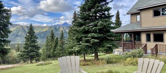 Impressive Mountain Views. Craftsman Home.  Less than 10 miles to bus depot