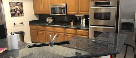 Réfrigérateur, four à micro-ondes, un four, surface de cuisson
