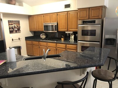 POOL & /SPA. 9 hole Mini putt in yard. Walk to Golf Course. 3 Bedrm, bungalow