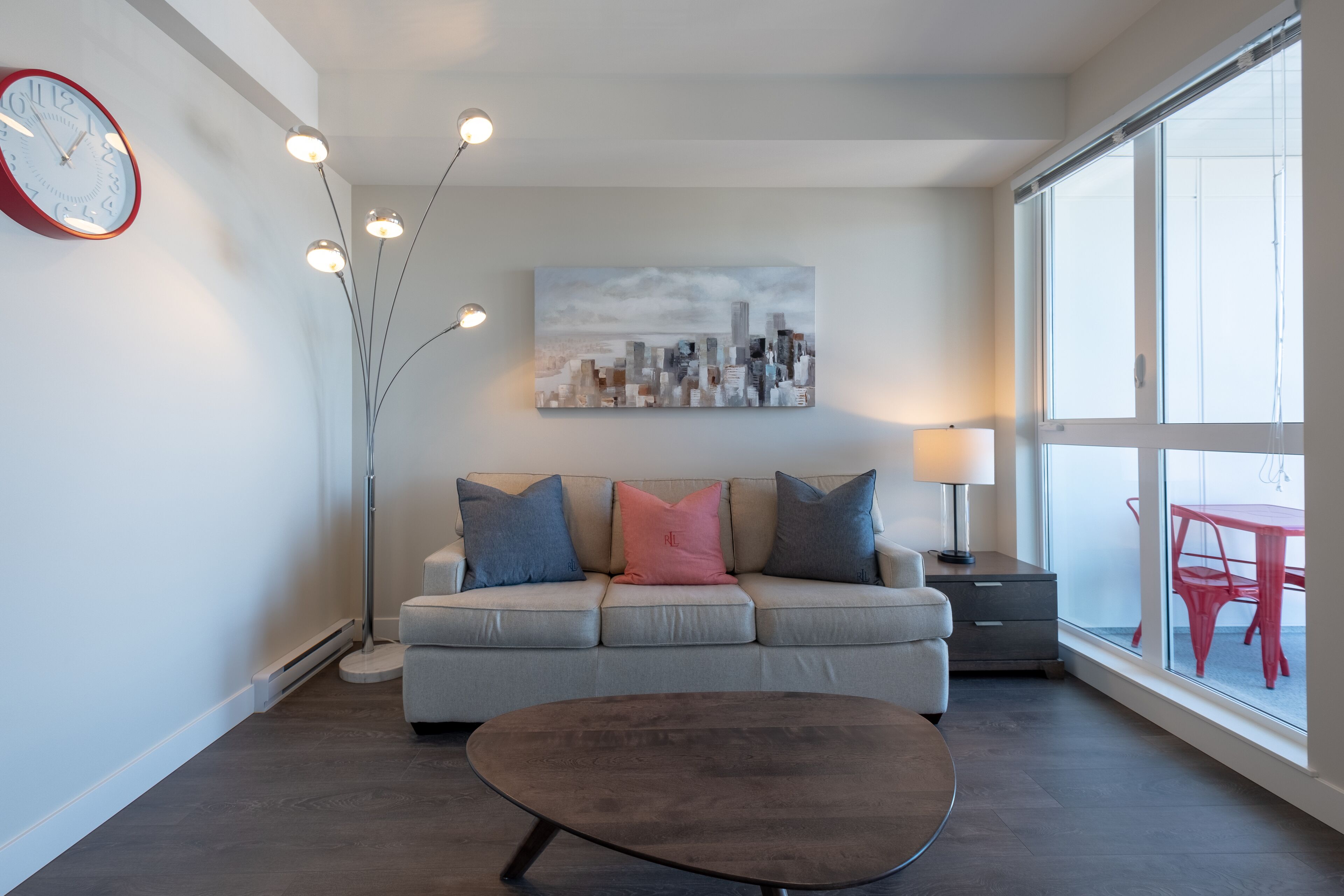 Clean, LEGAL, 1 BDR with small deck near China Town/Old Town Victoria