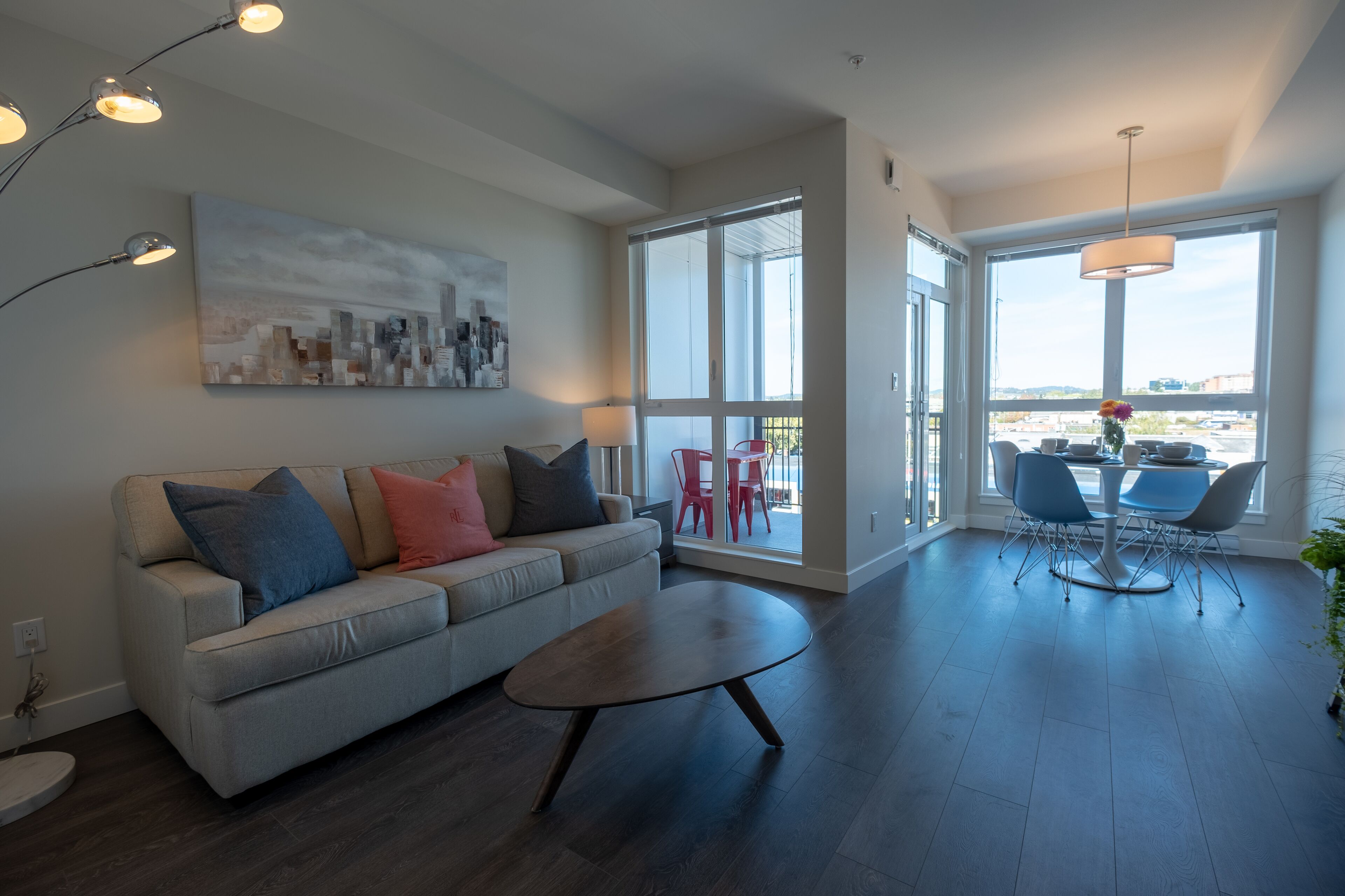 Clean, LEGAL, 1 BDR with small deck near China Town/Old Town Victoria