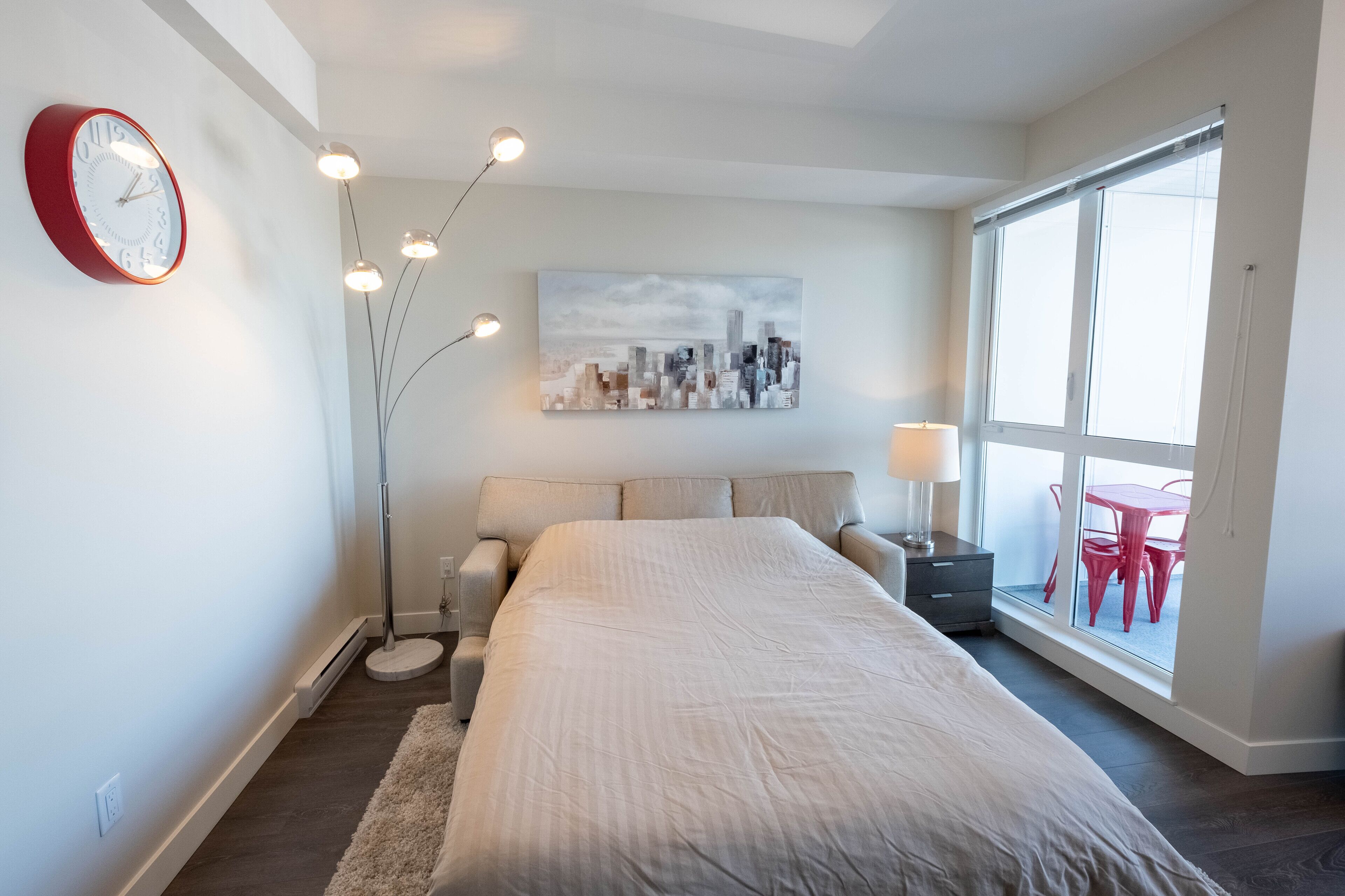 Clean, LEGAL, 1 BDR with small deck near China Town/Old Town Victoria