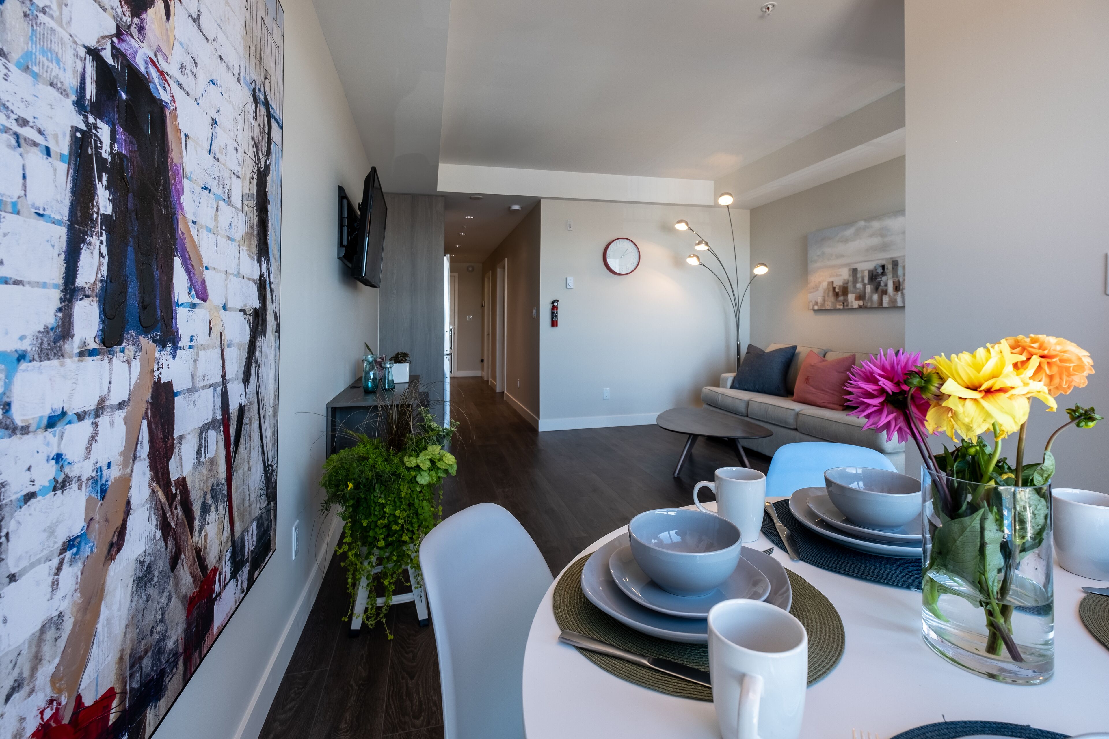 Clean, LEGAL, 1 BDR with small deck near China Town/Old Town Victoria