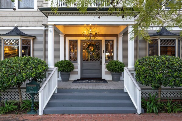 Exterior detail - Beautiful 8 Bd/8 Bath Victorian Home in Downtown Santa Barbara, great for group (Santa Barbara)