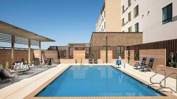 Kolam renang outdoor, dengan cabana gratis