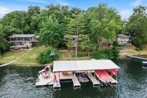 Exterior - SUPER CLEAN! - Great Cove! on 8mm w/ SUP & Kayak, dock w/ waterslide & tiki bar (Lake Ozark)