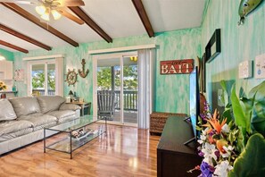 Smart TV, video games, table football, books - SUPER CLEAN! - Great Cove! on 8mm w/ SUP & Kayak, dock w/ waterslide & tiki bar (Lake Ozark)