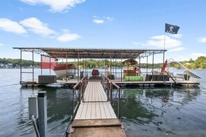 Marina - SUPER CLEAN! - Great Cove! on 8mm w/ SUP & Kayak, dock w/ waterslide & tiki bar (Lake Ozark)