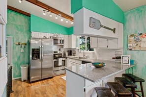 Fridge, microwave, oven, stovetop - SUPER CLEAN! - Great Cove! on 8mm w/ SUP & Kayak, dock w/ waterslide & tiki bar (Lake Ozark)