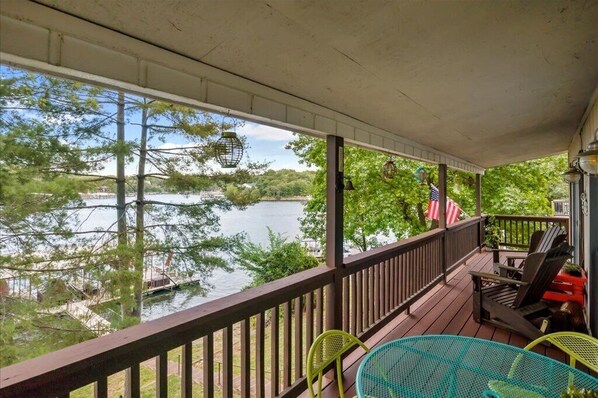 Terrace/patio - SUPER CLEAN! - Great Cove! on 8mm w/ SUP & Kayak, dock w/ waterslide & tiki bar (Lake Ozark)