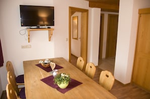 Apartment, 4 Schlafzimmer, Balkon | Wohnbereich | Flachbildfernseher
