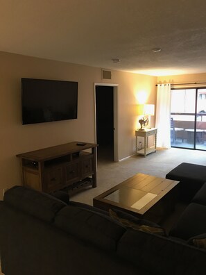 Smart TV, chimenea y tenis de mesa 