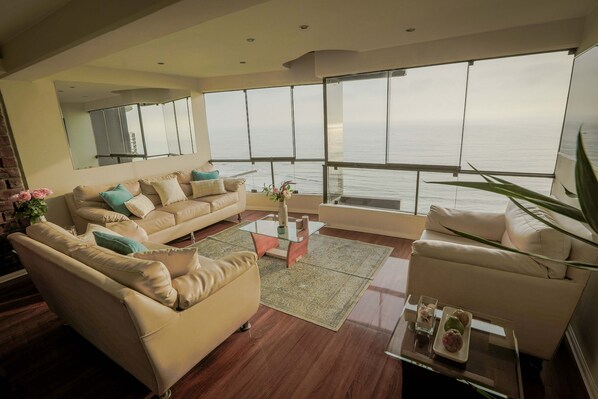 Fernseher, Kamin, Bücher, Stereoanlage