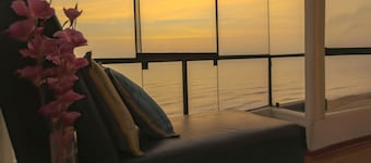 Miraflores Oceanfront Penthouse mit privater Dachterrasse und Grill