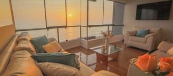 Miraflores Oceanfront Penthouse med privat tagterrasse og grill