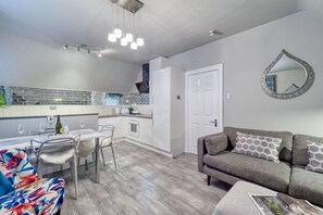 Deluxe Penthouse, Multiple Beds | Interior