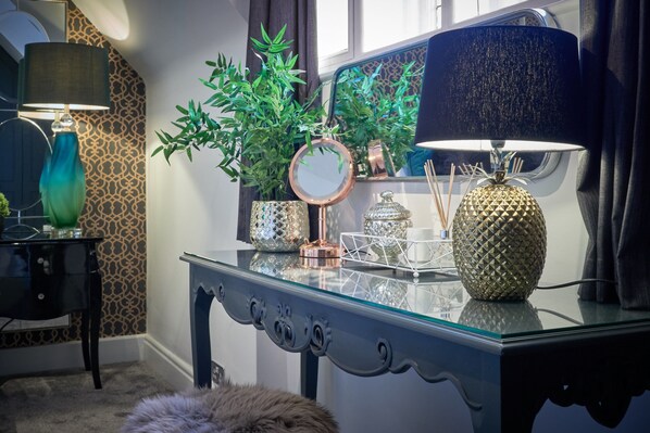 2 bedrooms, individually decorated, individually furnished, desk - Mulberry House - Boutique Apartment - The Posh Penthouse - Four Poster Bed (Manchester)