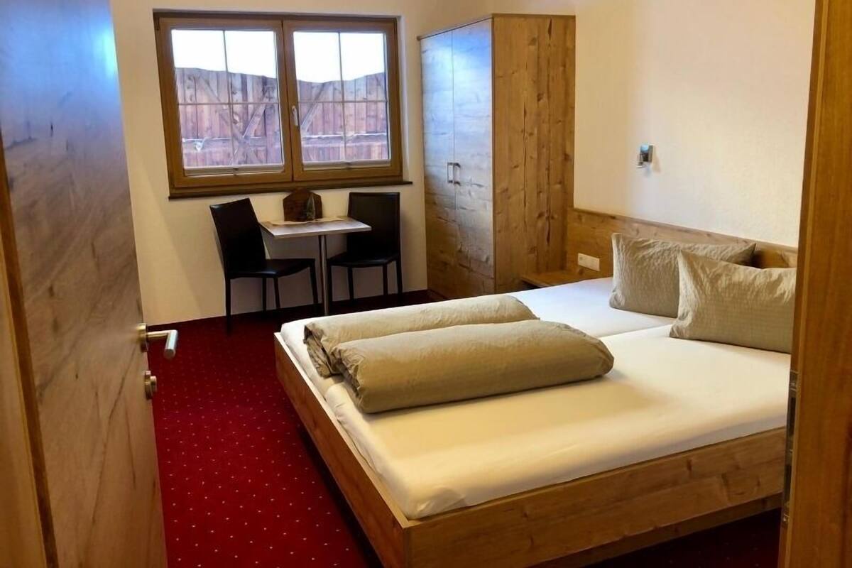 Apartment, 2 Schlafzimmer, Balkon | 2 Schlafzimmer, kostenloses WLAN, Bettwäsche