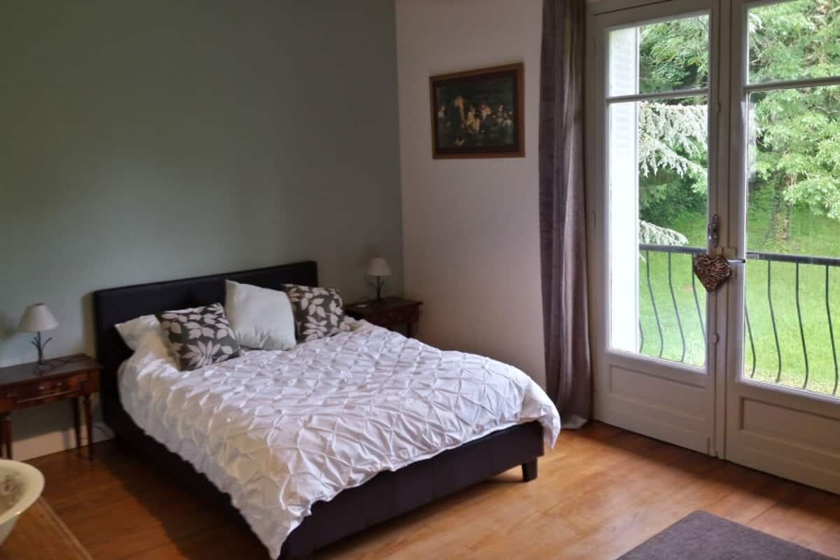 Comfort Double Room (Juliet) | Premium bedding, pillowtop beds, individually decorated