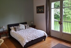 Comfort Double Room (Juliet) | Premium bedding, pillowtop beds, individually decorated - 13 Bees (Confolens)