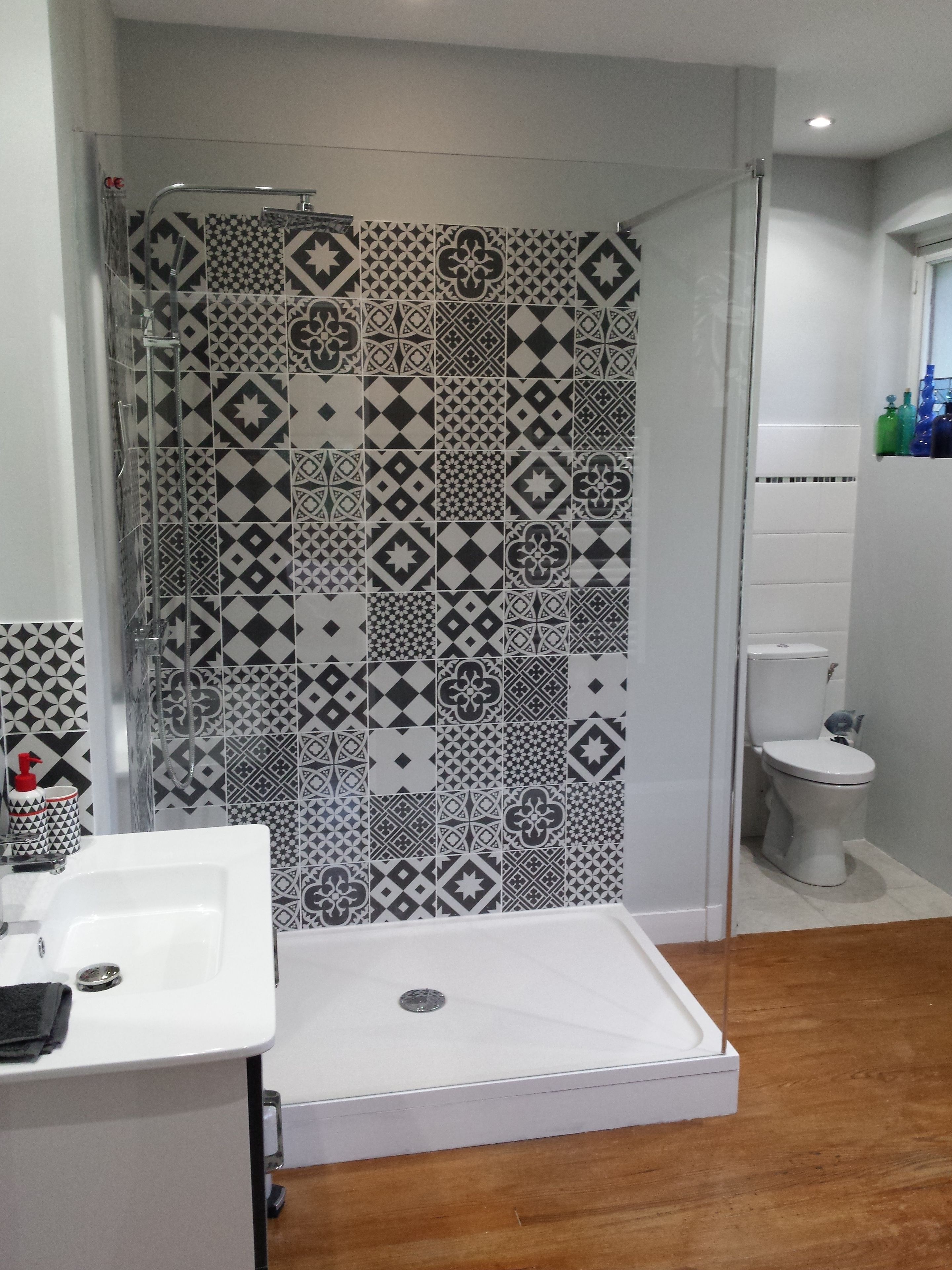 Un bagno con doccia, WC e lavandino.
