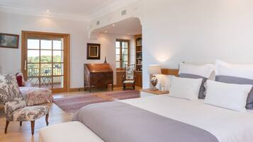 Suite Junior, balkon | Seprai premium, brankas, dan didekorasi berbeda-beda