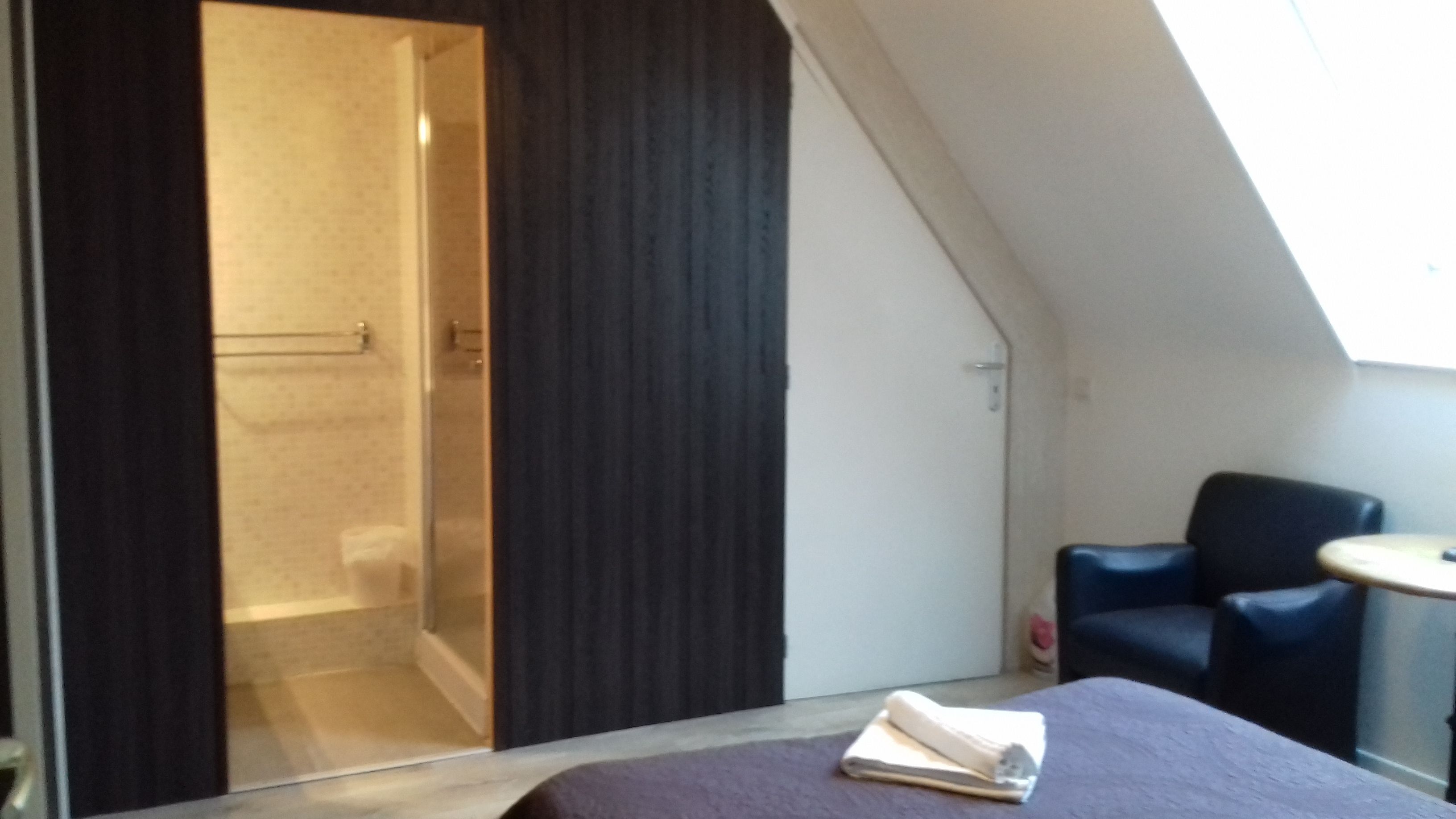 comfort double room | bathroom | shower, free toiletries, hair dryer, towels