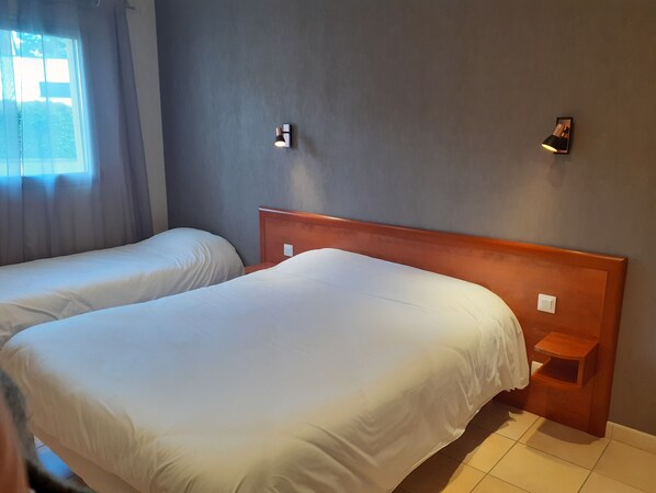 Comfort Triple Room | Blackout curtains, iron/ironing board, rollaway beds, free WiFi - Hôtel Le Goas Plat (Paimpol)