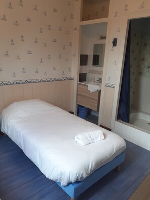 트윈룸 (Toilet not in the room) | 욕실 | 샤워 시설, 무료 세면용품, 헤어드라이어, 타월